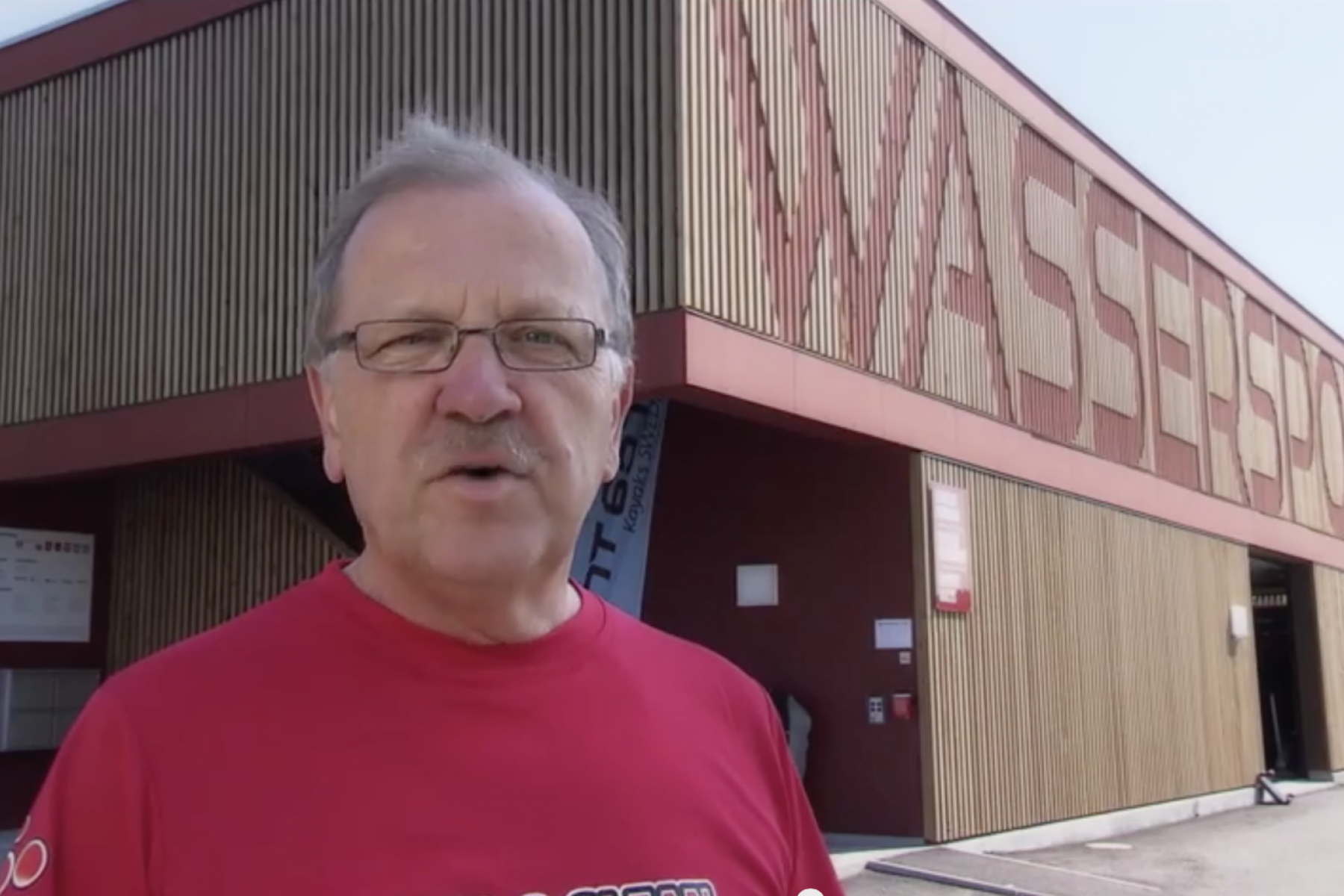 Heinz Wyss steht vor dem neuen Wassersportzentrum