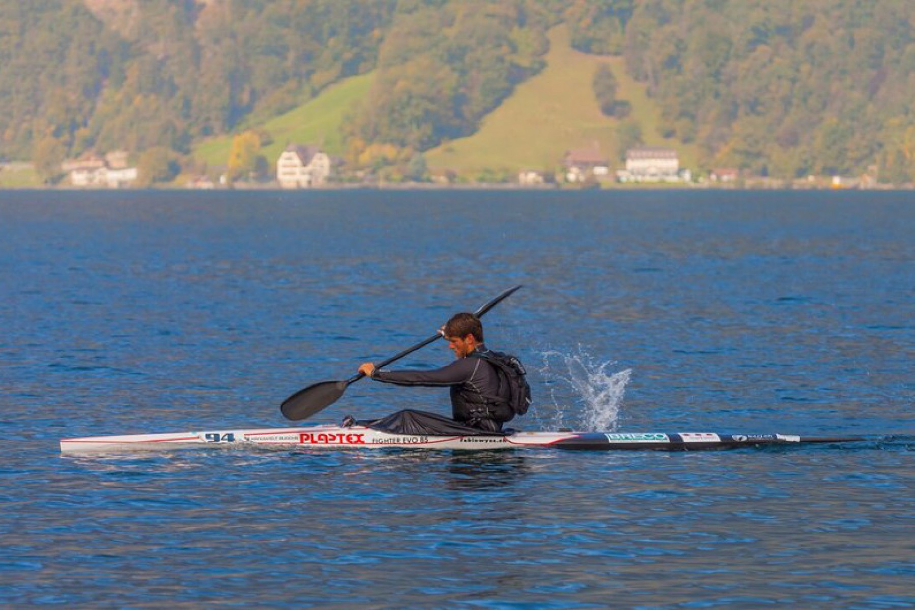 Fabio Wyss setzt sich gleich nach dem Start an die Spitze des Feldes.