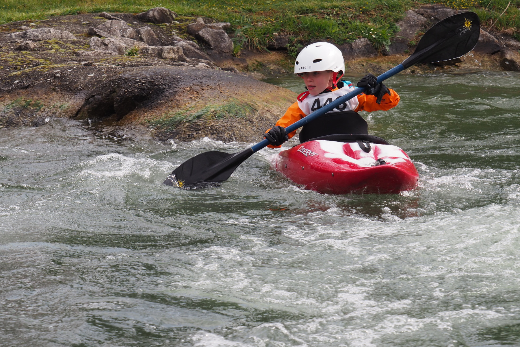 Hüningen_Nino paddelt souverän im Kanal