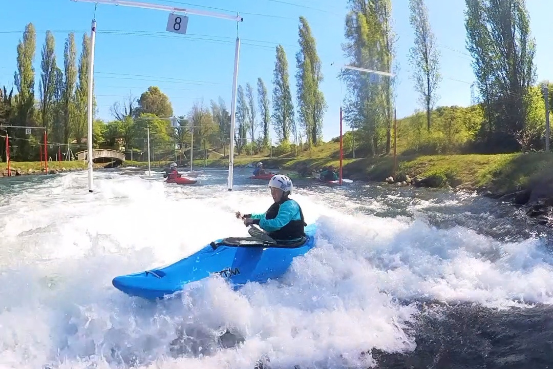 Surfen auf den Wellen im Kanulager 2026