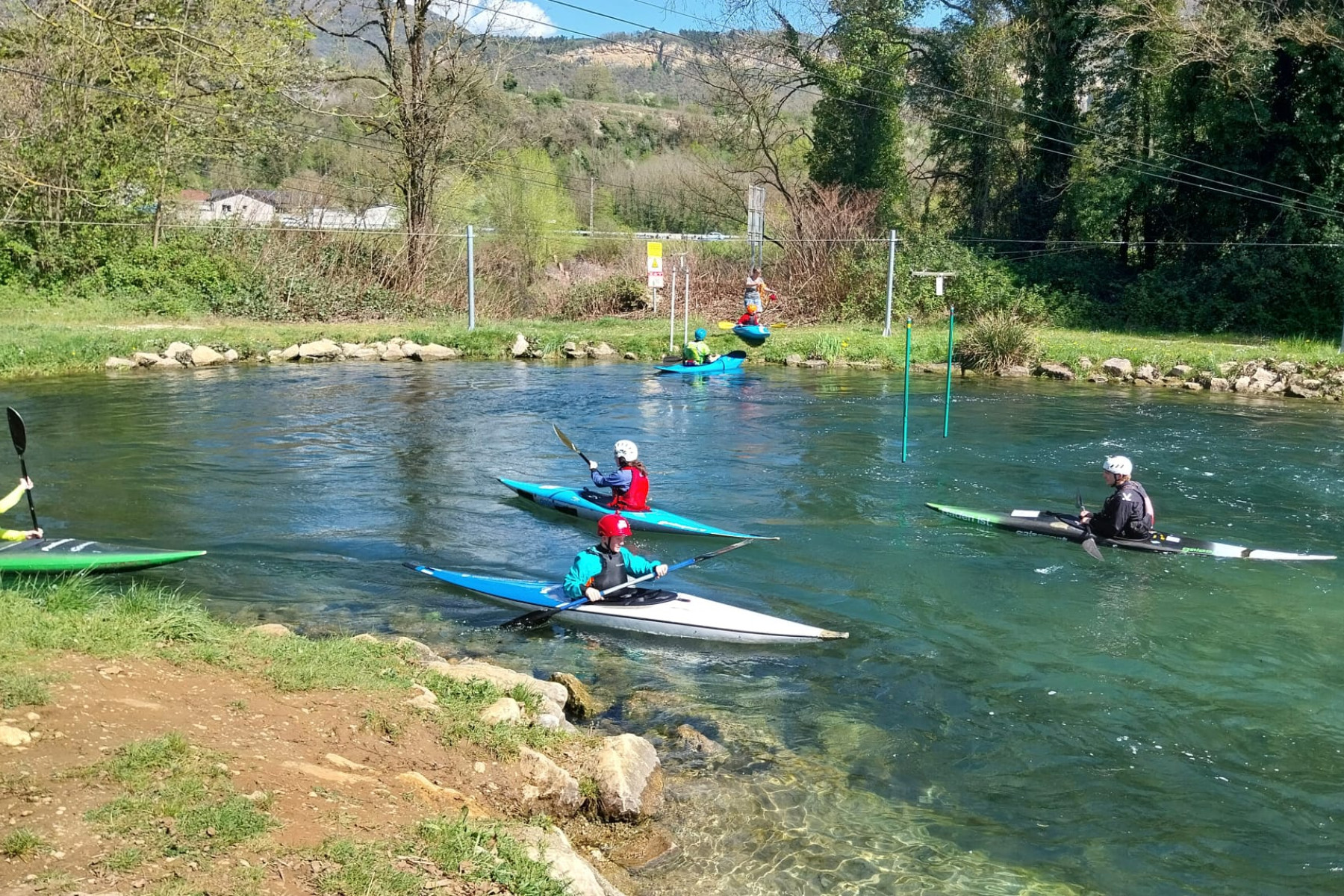 TG2 startet das erste Training mit Slalom-Booten
