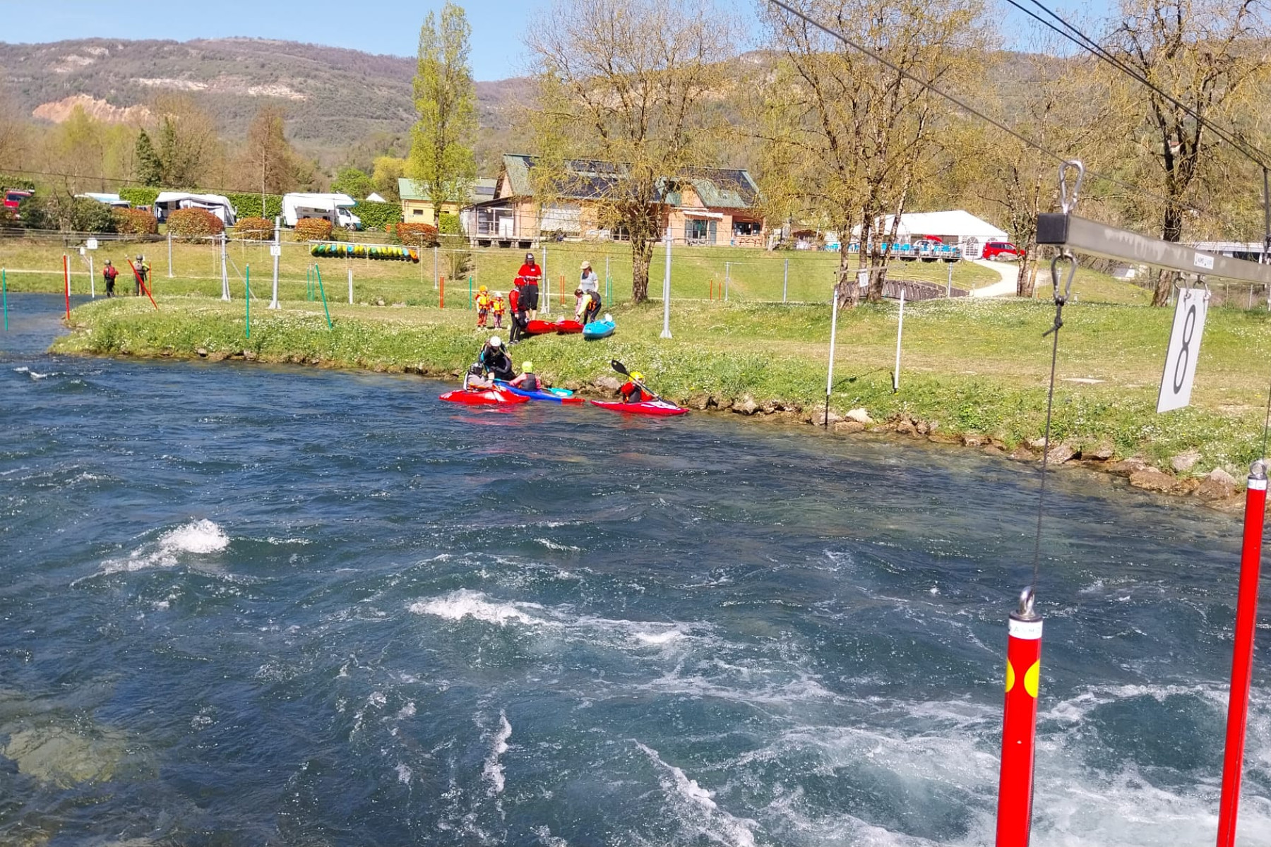 TG3 startet das erste Training mit Wildwasser-Booten