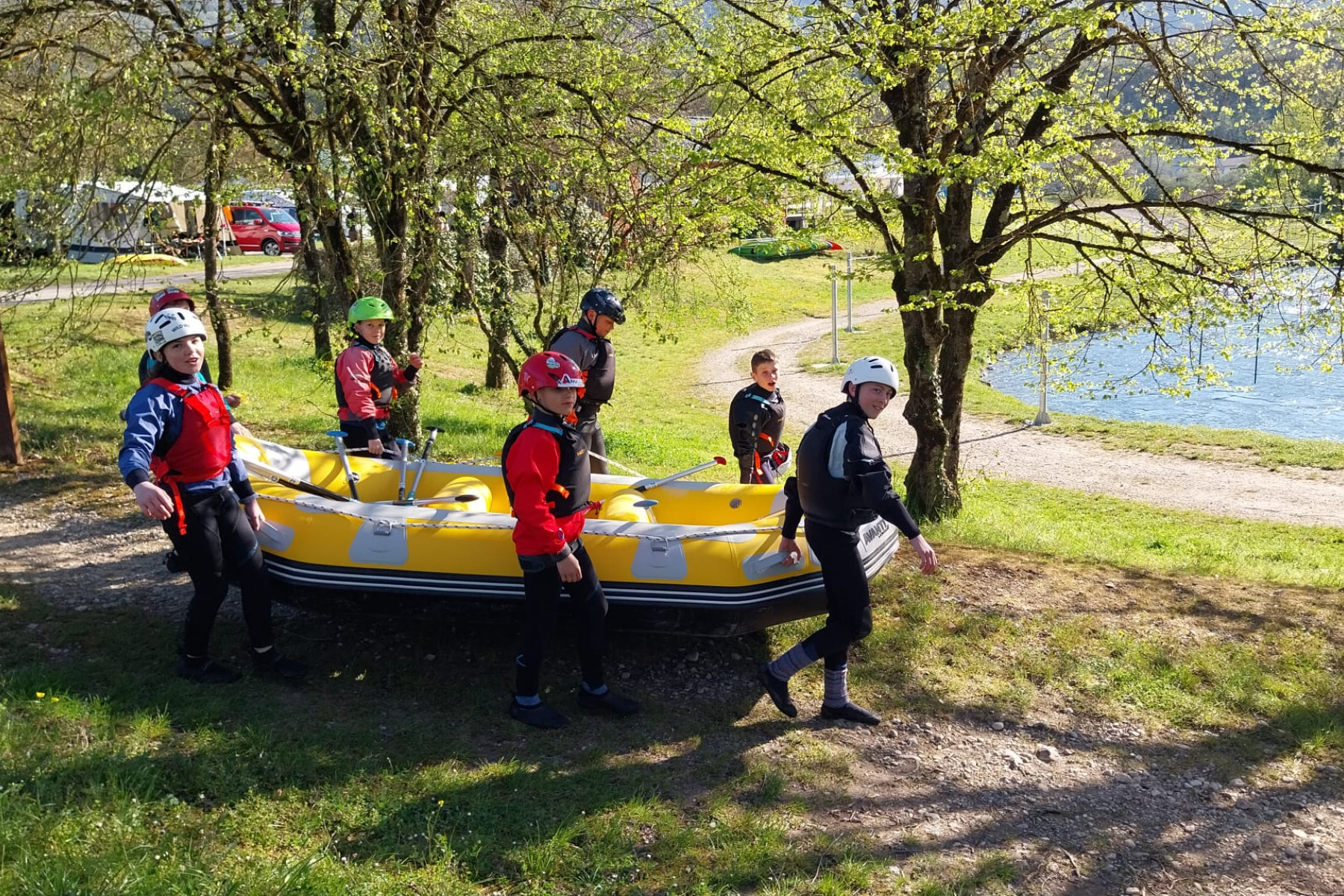 Kanal befahren mit dem Raft...